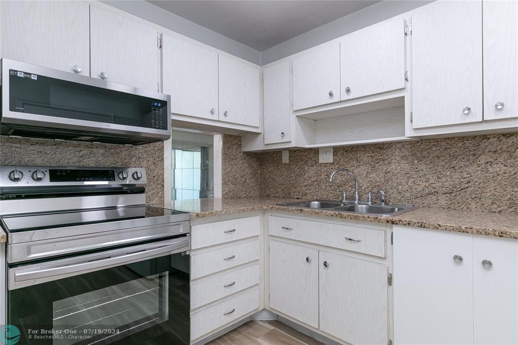 Active With Contract: $120,000 (1 beds, 1 baths, 860 Square Feet)