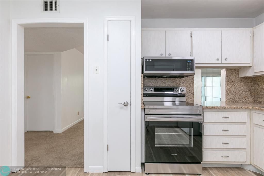 Active With Contract: $120,000 (1 beds, 1 baths, 860 Square Feet)