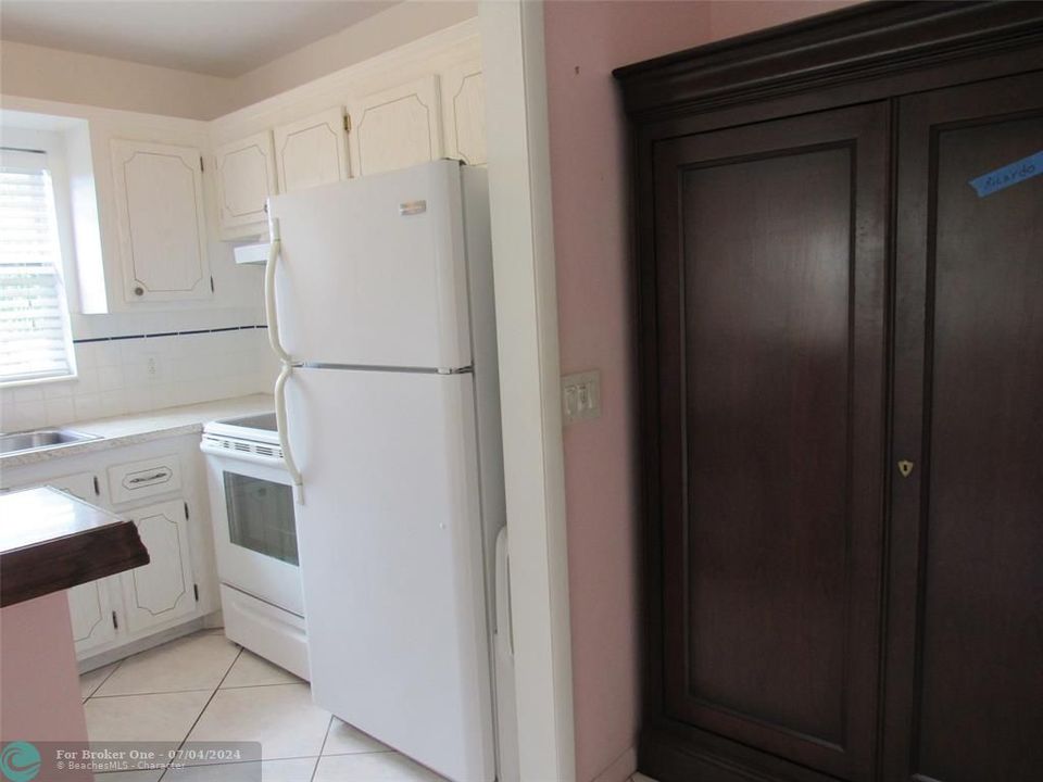 For Sale: $115,000 (1 beds, 1 baths, 710 Square Feet)
