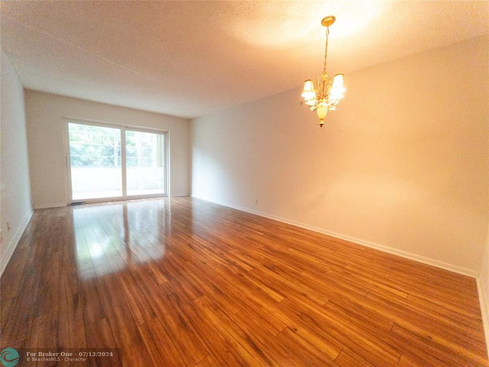 Active With Contract: $99,500 (1 beds, 1 baths, 728 Square Feet)