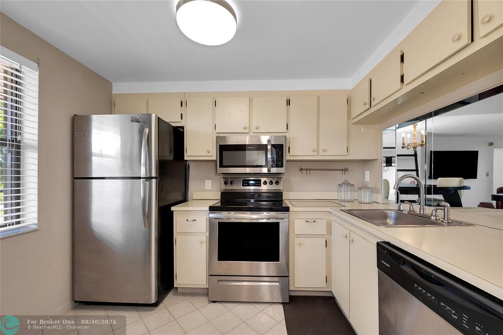 Active With Contract: $135,000 (2 beds, 2 baths, 810 Square Feet)