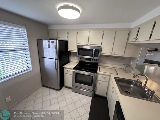 Active With Contract: $135,000 (2 beds, 2 baths, 810 Square Feet)