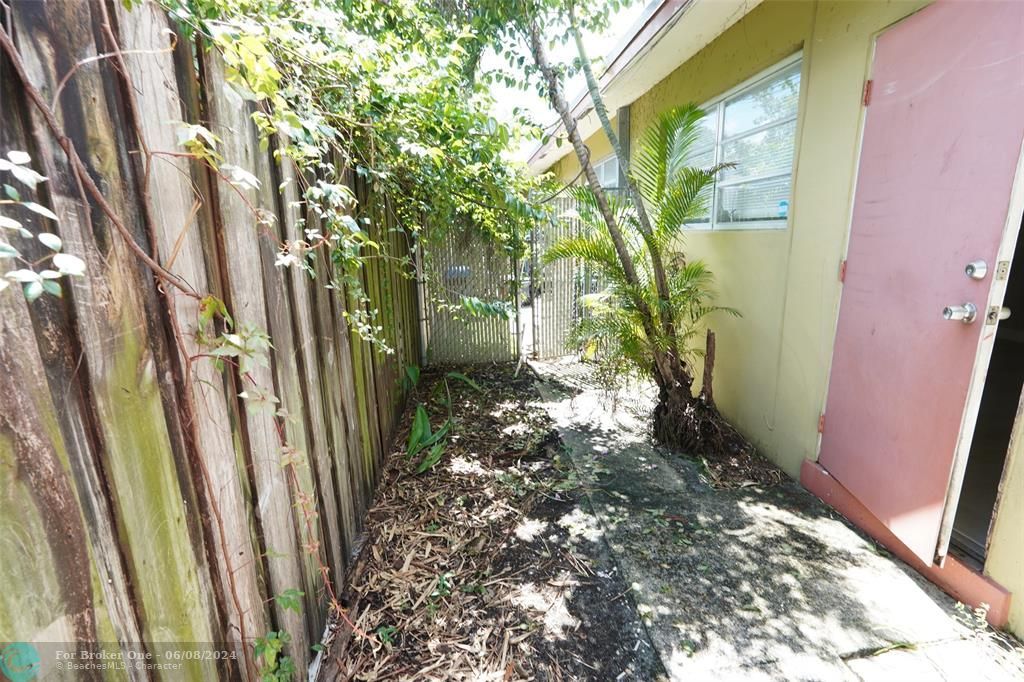 Active With Contract: $1,600 (1 beds, 1 baths, 650 Square Feet)