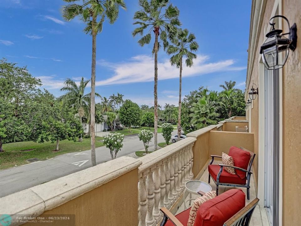 Active With Contract: $895,000 (3 beds, 3 baths, 2046 Square Feet)
