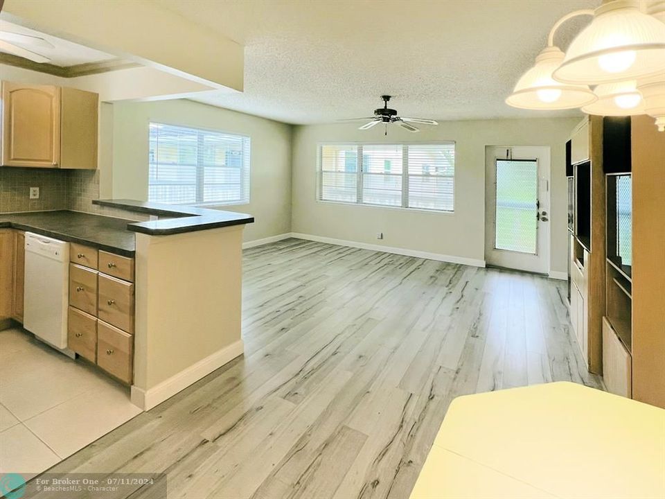 Active With Contract: $109,900 (1 beds, 1 baths, 703 Square Feet)