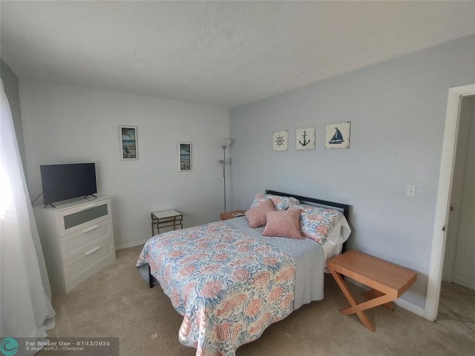 Active With Contract: $1,650 (1 beds, 1 baths, 868 Square Feet)