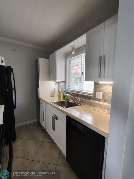 Active With Contract: $1,650 (1 beds, 1 baths, 868 Square Feet)