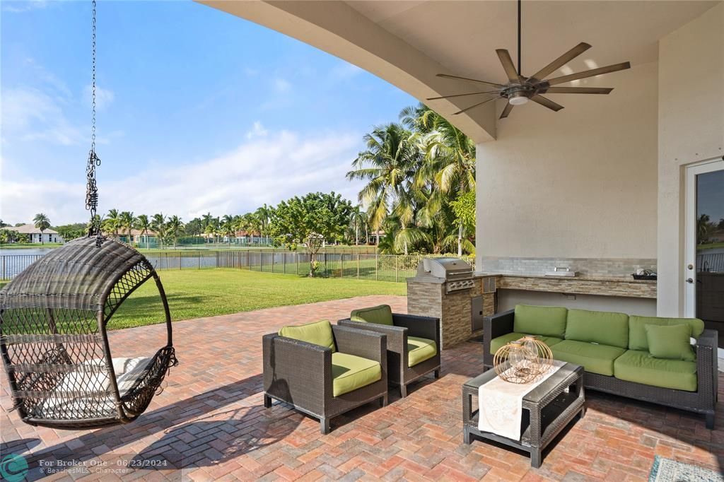 Recently Sold: $2,595,000 (5 beds, 6 baths, 5234 Square Feet)
