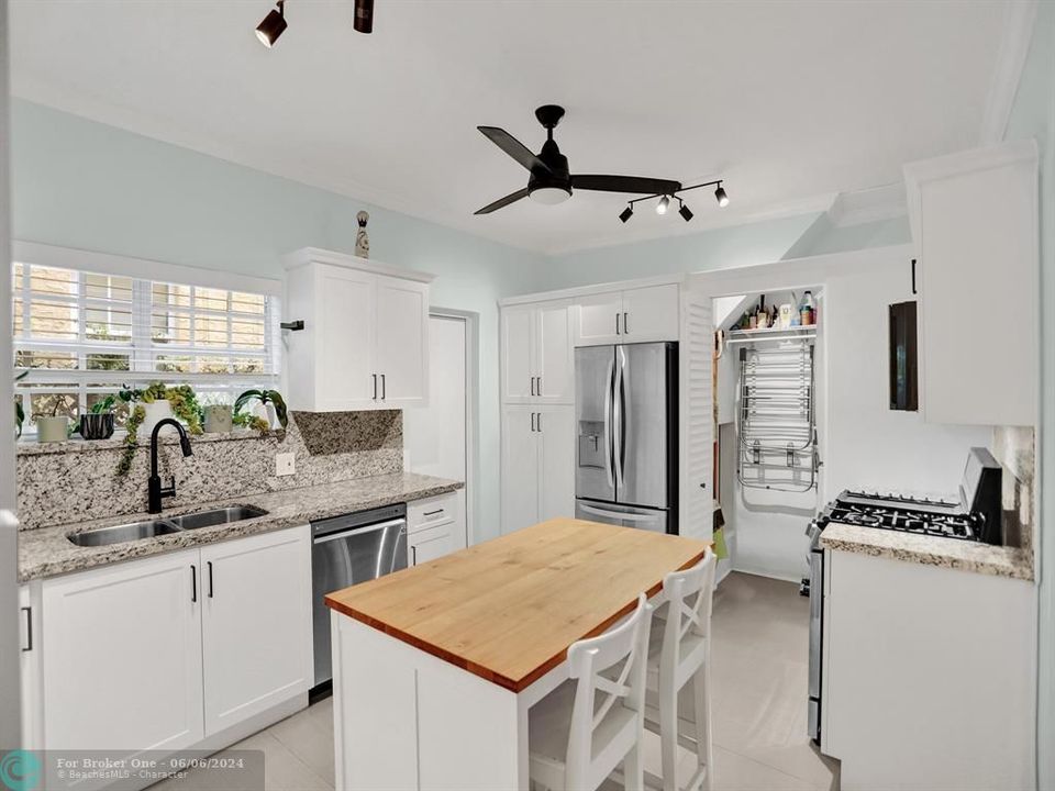 For Sale: $625,000 (2 beds, 2 baths, 978 Square Feet)