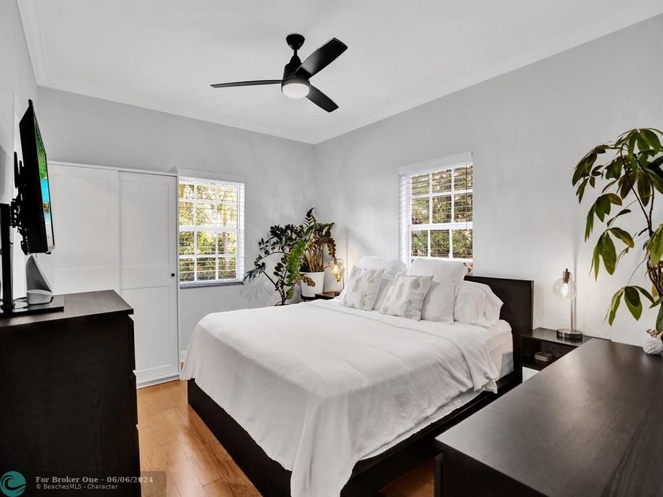 For Sale: $625,000 (2 beds, 2 baths, 978 Square Feet)
