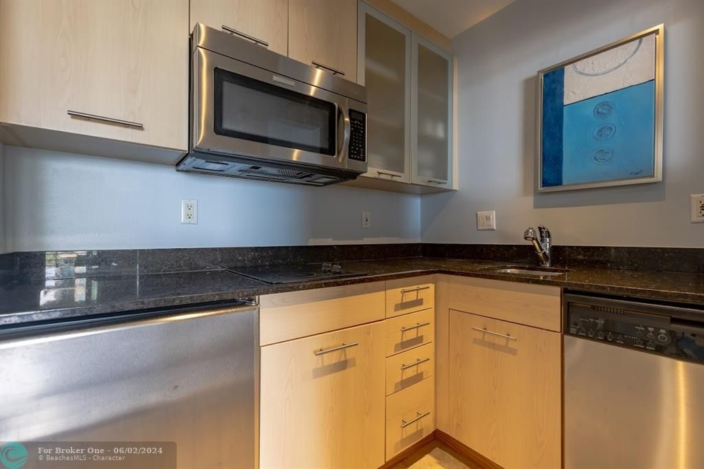 For Sale: $179,900 (1 beds, 1 baths, 643 Square Feet)