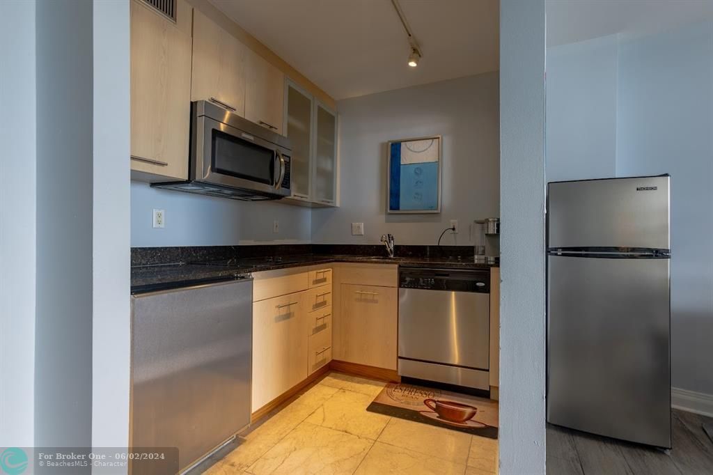 For Sale: $179,900 (1 beds, 1 baths, 643 Square Feet)
