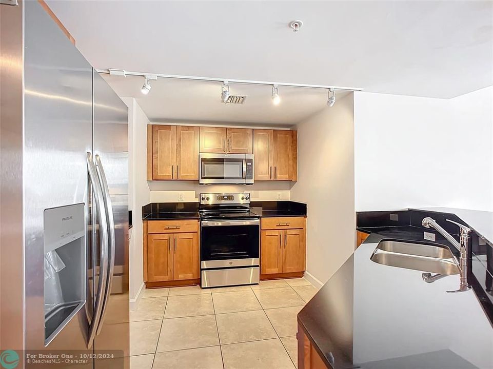 For Sale: $469,000 (2 beds, 2 baths, 1347 Square Feet)