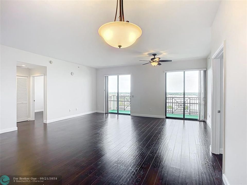 For Sale: $469,000 (2 beds, 2 baths, 1347 Square Feet)