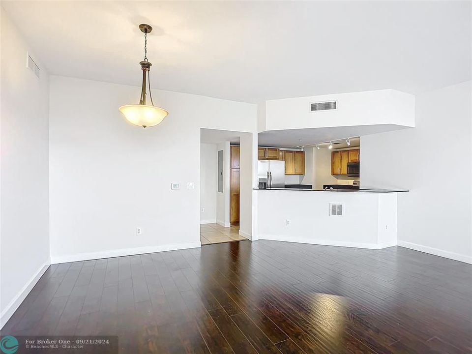 For Sale: $469,000 (2 beds, 2 baths, 1347 Square Feet)