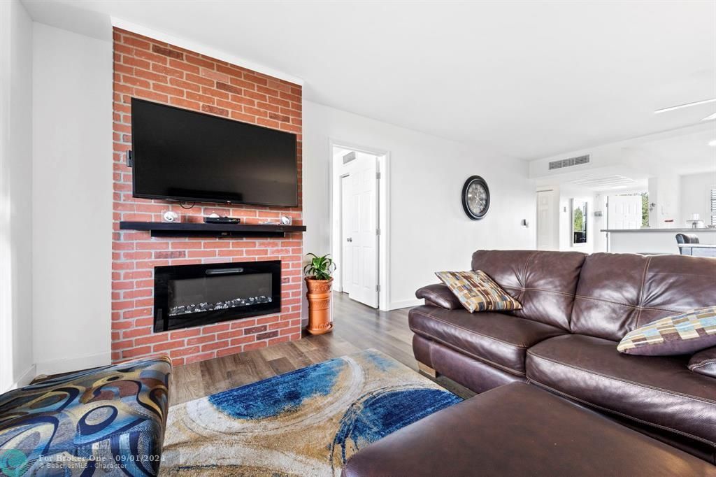 For Sale: $257,500 (2 beds, 2 baths, 1021 Square Feet)