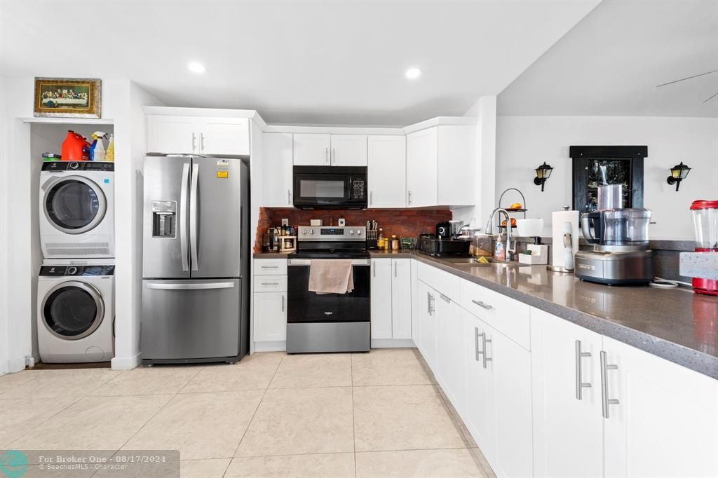 For Sale: $257,500 (2 beds, 2 baths, 1021 Square Feet)