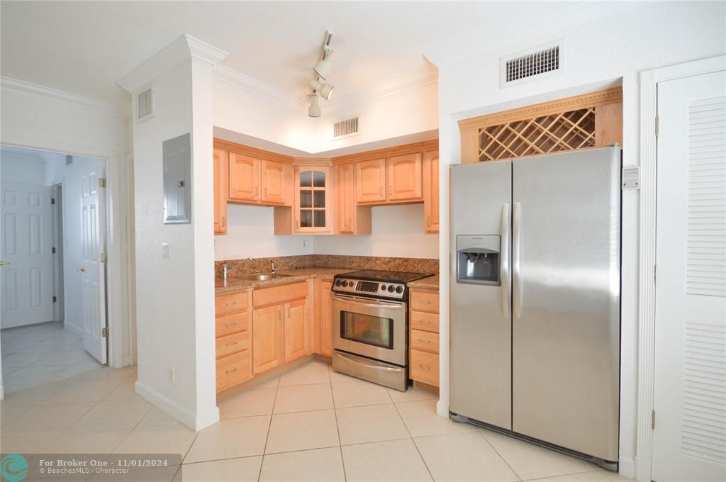 For Sale: $245,000 (1 beds, 1 baths, 459 Square Feet)