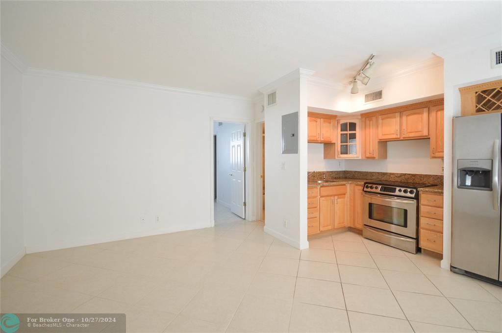 For Sale: $245,000 (1 beds, 1 baths, 459 Square Feet)