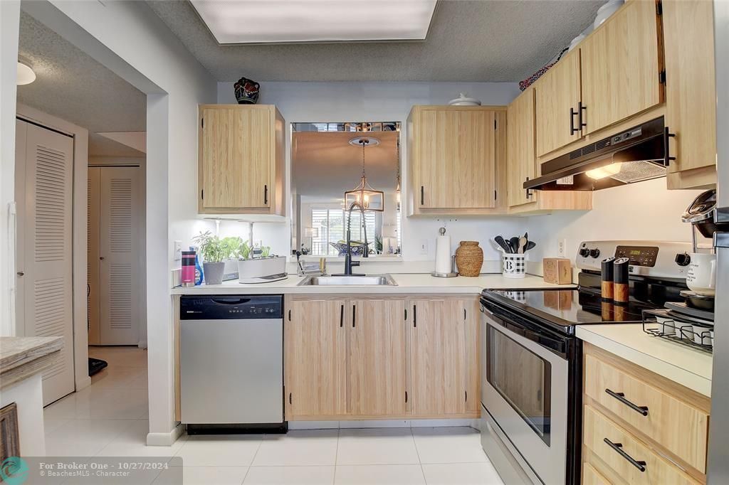 For Sale: $205,000 (2 beds, 2 baths, 1070 Square Feet)