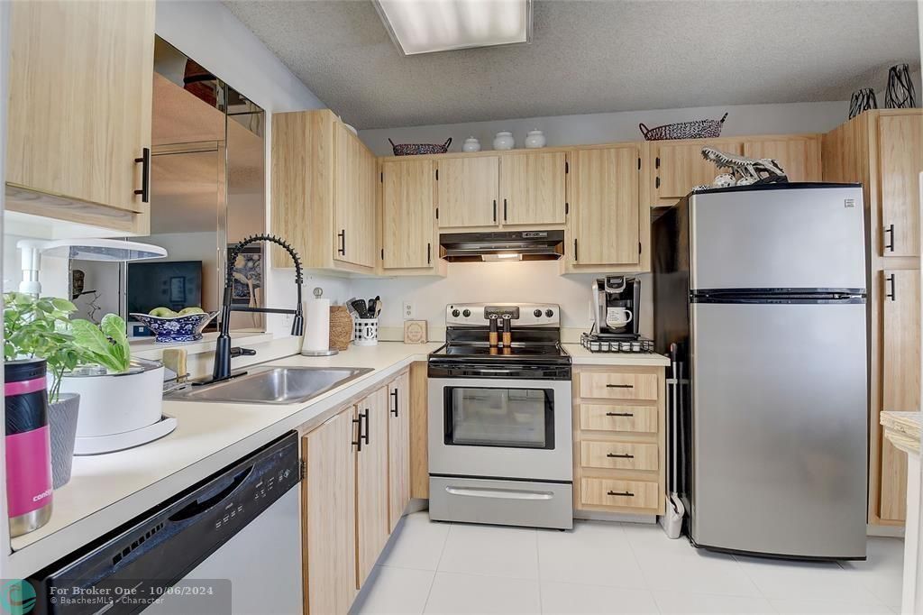 For Sale: $205,000 (2 beds, 2 baths, 1070 Square Feet)