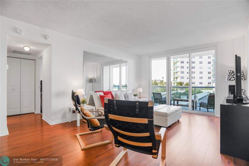 For Sale: $460,000 (1 beds, 1 baths, 874 Square Feet)