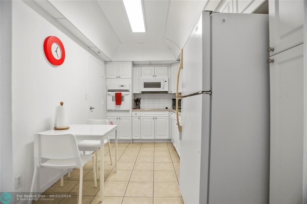 For Sale: $460,000 (1 beds, 1 baths, 874 Square Feet)