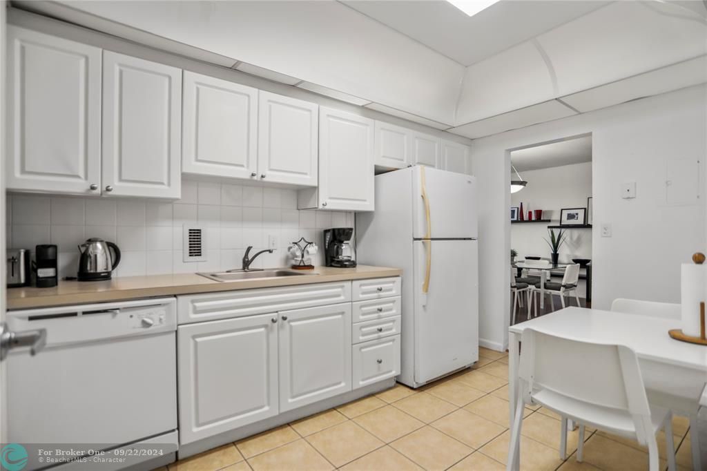 For Sale: $460,000 (1 beds, 1 baths, 874 Square Feet)