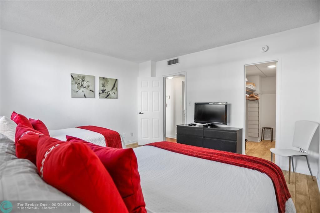 For Sale: $460,000 (1 beds, 1 baths, 874 Square Feet)