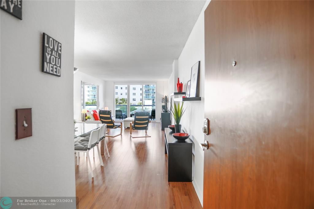 For Sale: $460,000 (1 beds, 1 baths, 874 Square Feet)