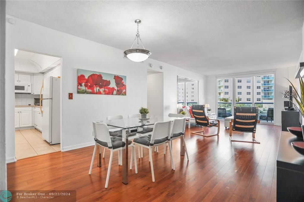 For Sale: $460,000 (1 beds, 1 baths, 874 Square Feet)