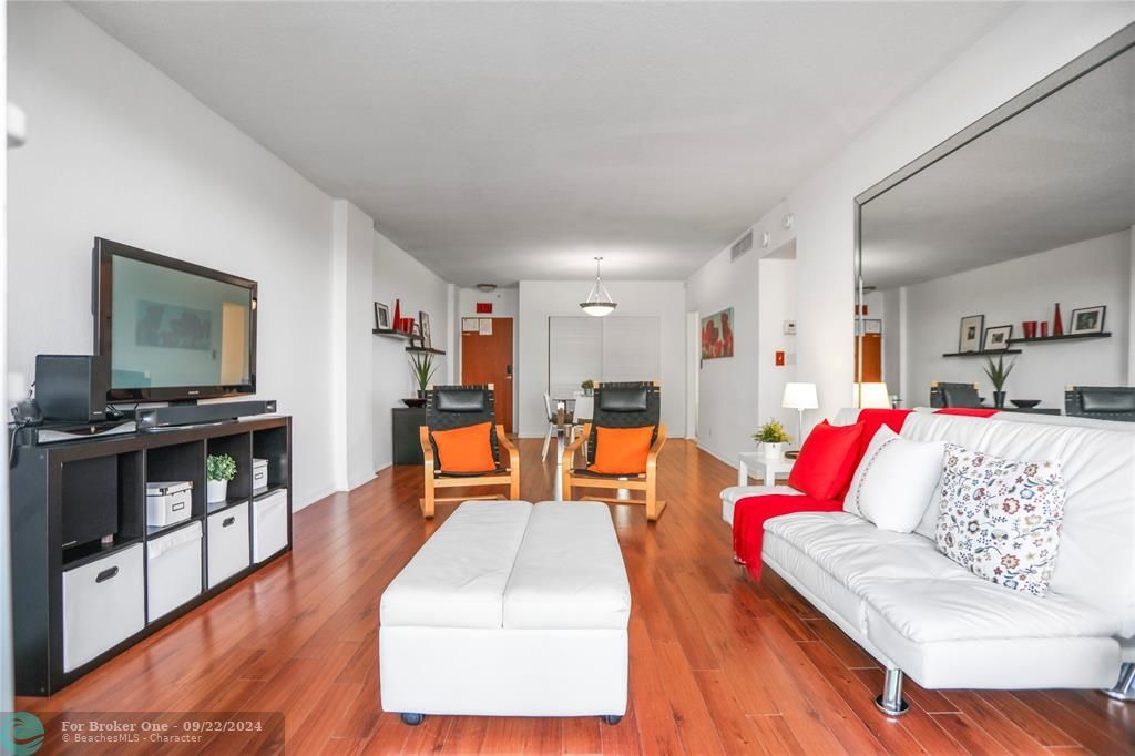 For Sale: $460,000 (1 beds, 1 baths, 874 Square Feet)