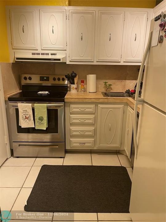 For Rent: $3,000 (2 beds, 2 baths, 840 Square Feet)