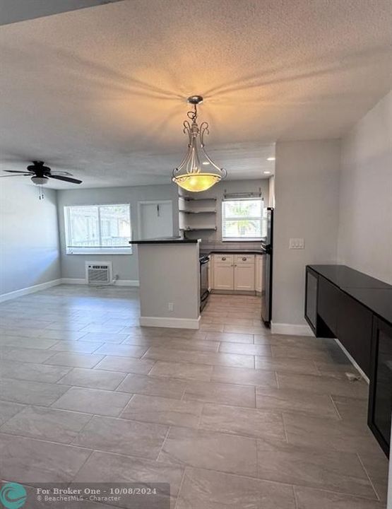 Active With Contract: $1,675 (1 beds, 1 baths, 670 Square Feet)