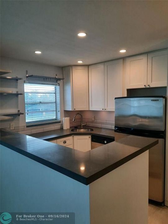 Active With Contract: $1,675 (1 beds, 1 baths, 670 Square Feet)