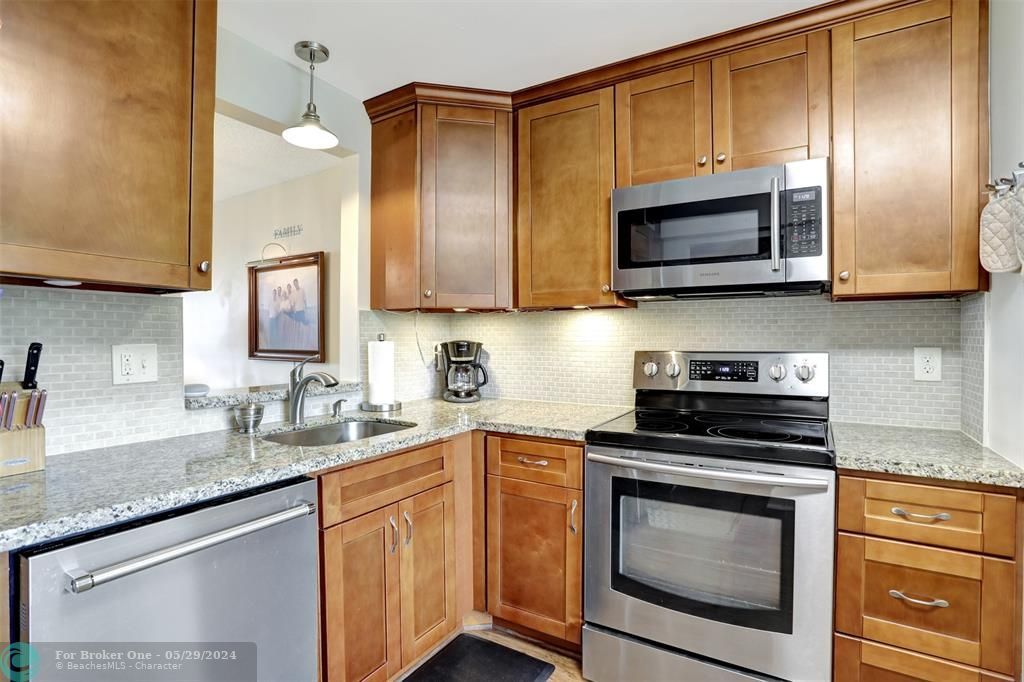 Active With Contract: $182,500 (2 beds, 2 baths, 1000 Square Feet)