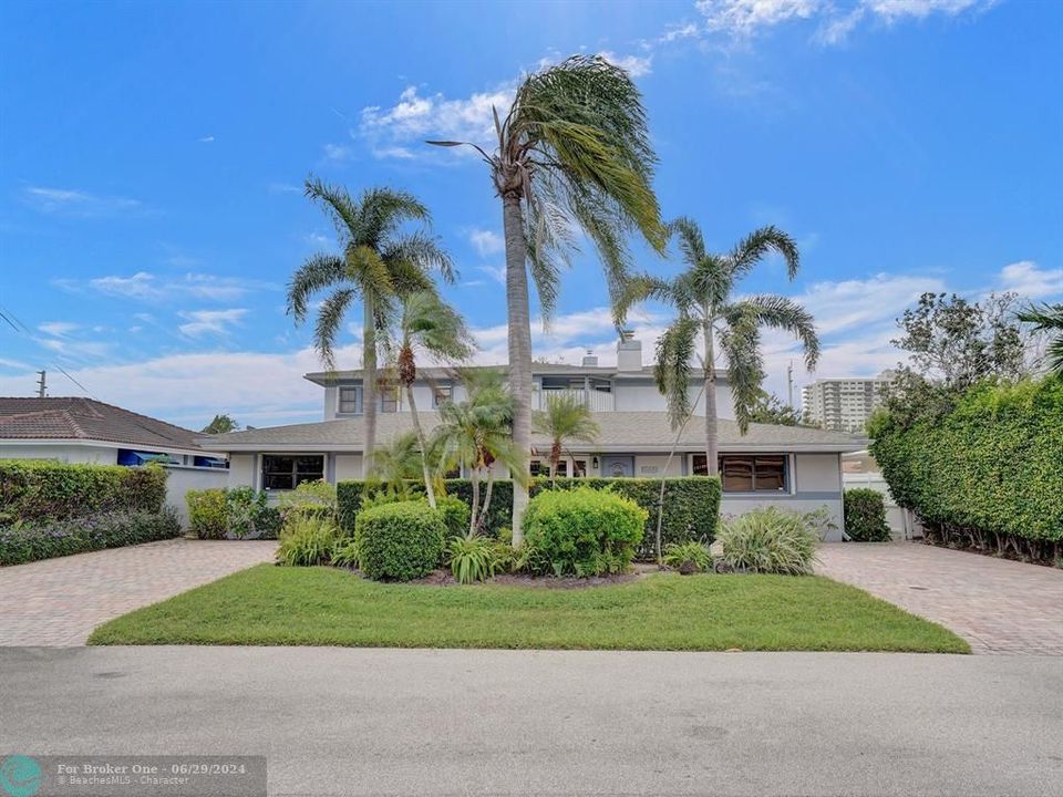 Recently Sold: $999,000 (4 beds, 4 baths, 4865 Square Feet)