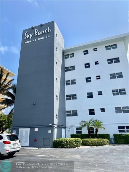 Active With Contract: $349,000 (1 beds, 1 baths, 820 Square Feet)