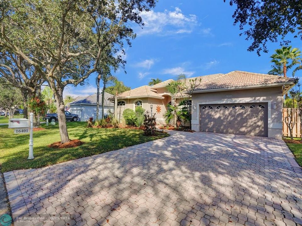Recently Sold: $864,500 (4 beds, 2 baths, 2541 Square Feet)