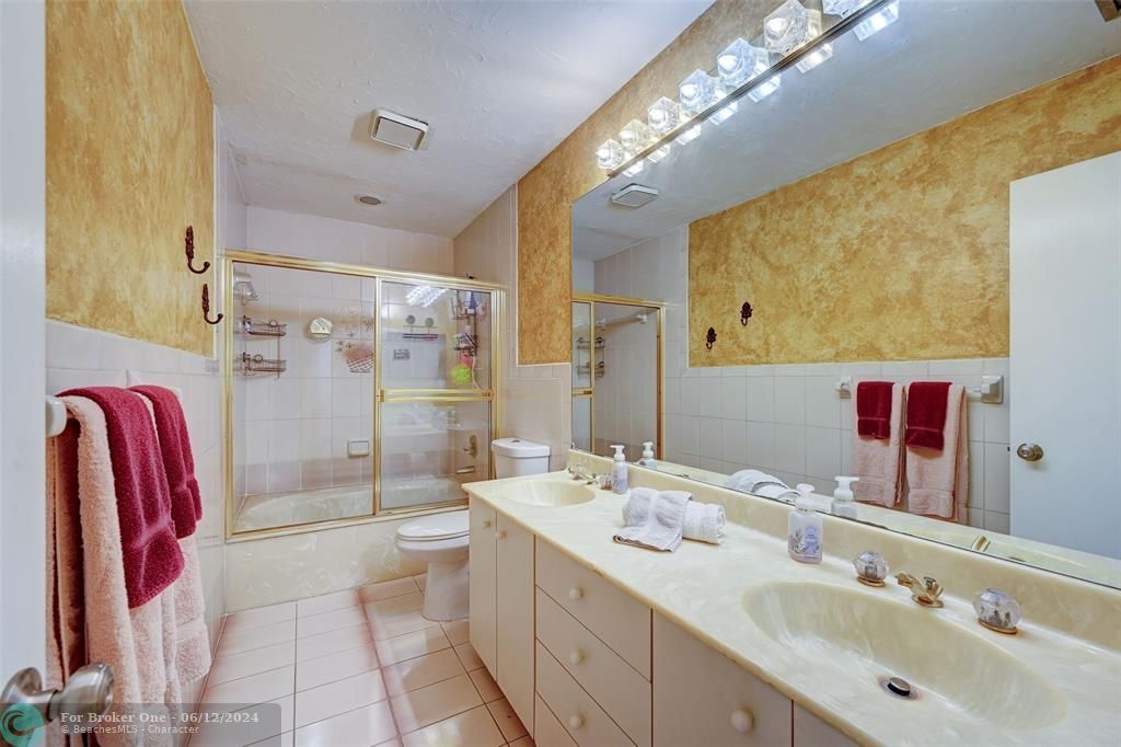 最近售出: $640,000 (4 贝兹, 2 浴室, 2458 平方英尺)