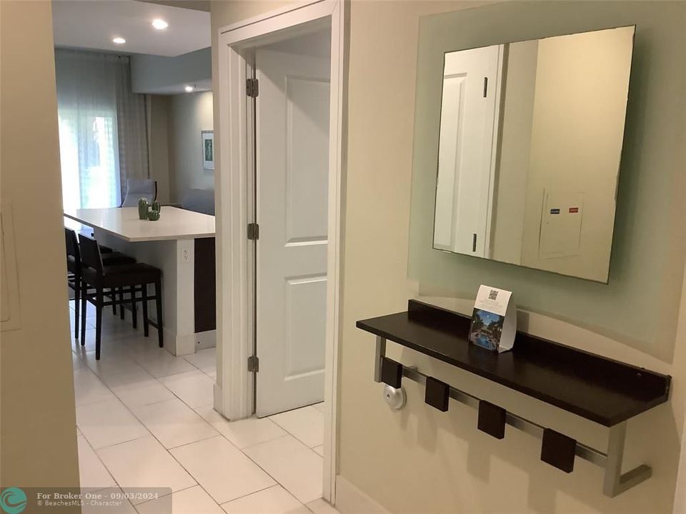 For Sale: $230,000 (1 beds, 2 baths, 1070 Square Feet)