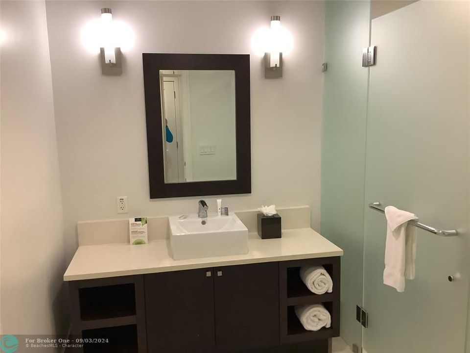 For Sale: $230,000 (1 beds, 2 baths, 1070 Square Feet)