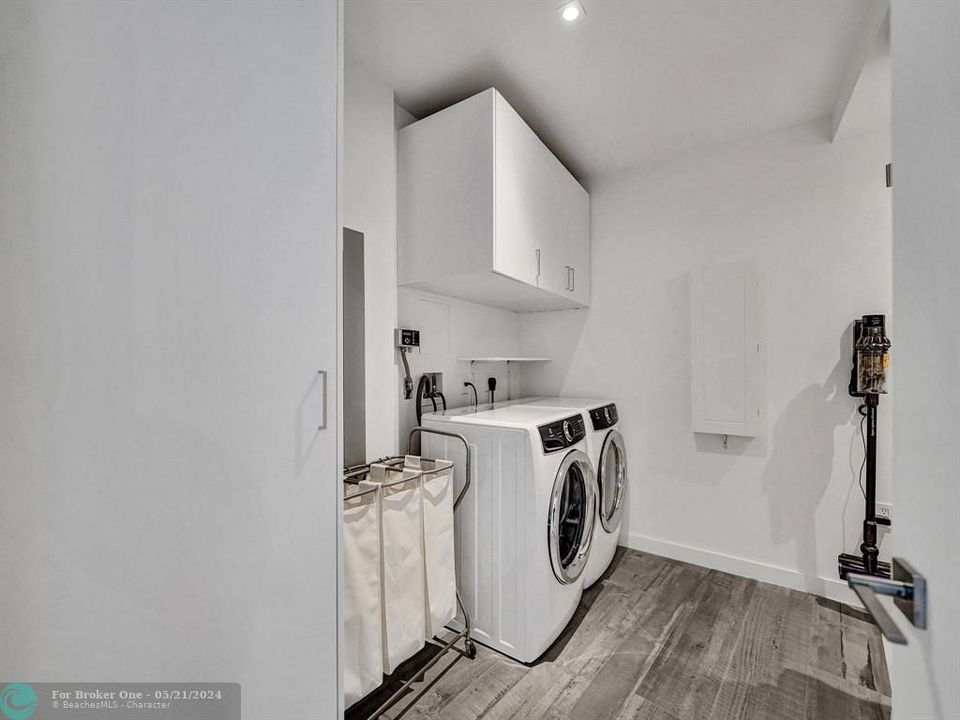 Recently Sold: $3,600,000 (2 beds, 2 baths, 2119 Square Feet)