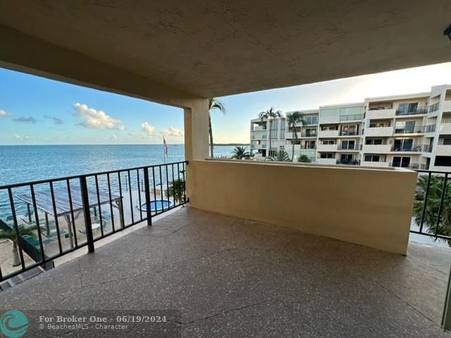 Recently Sold: $619,999 (2 beds, 2 baths, 981 Square Feet)