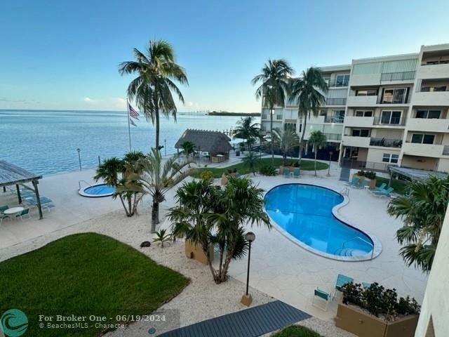 Recently Sold: $619,999 (2 beds, 2 baths, 981 Square Feet)