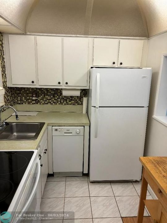 For Sale: $124,900 (1 beds, 1 baths, 760 Square Feet)