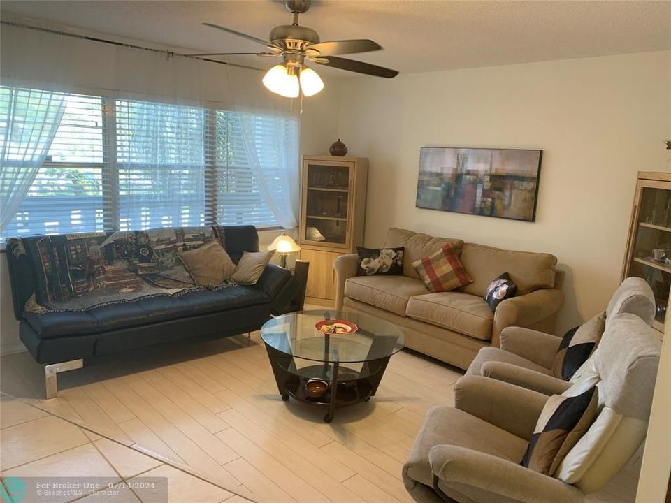 Active With Contract: $134,000 (1 beds, 1 baths, 700 Square Feet)