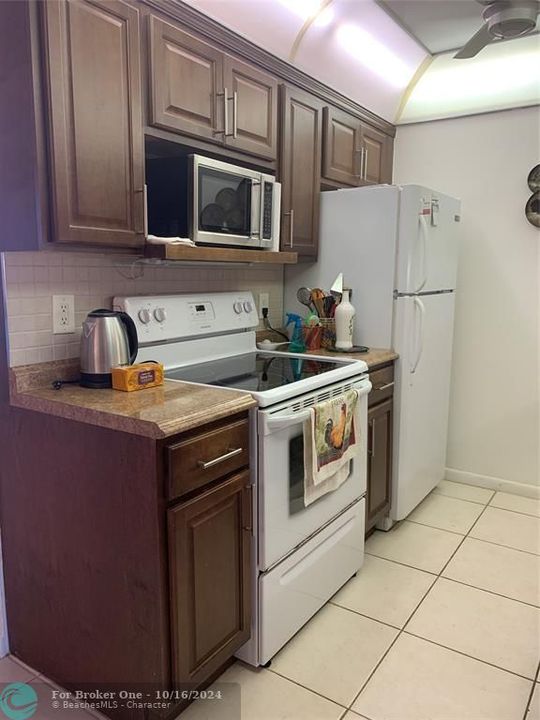 Active With Contract: $129,000 (1 beds, 1 baths, 700 Square Feet)