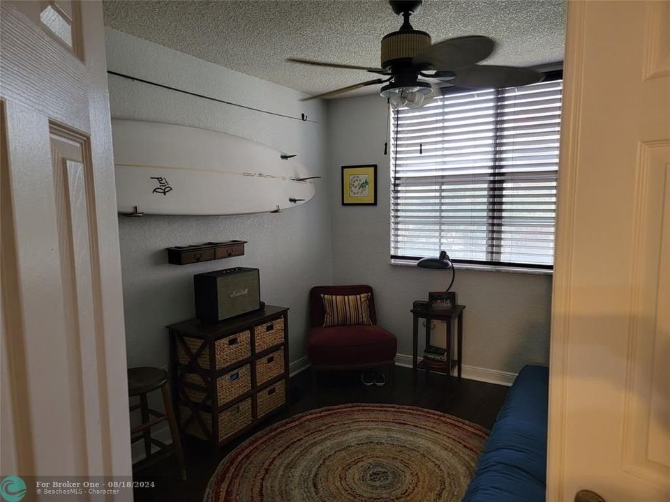 For Sale: $369,000 (2 beds, 1 baths, 995 Square Feet)