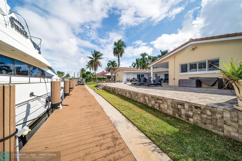 For Sale: $2,295,000 (4 beds, 3 baths, 2366 Square Feet)